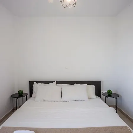 Villa Argo First Line