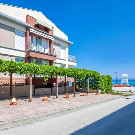 Villa Argo First Line *