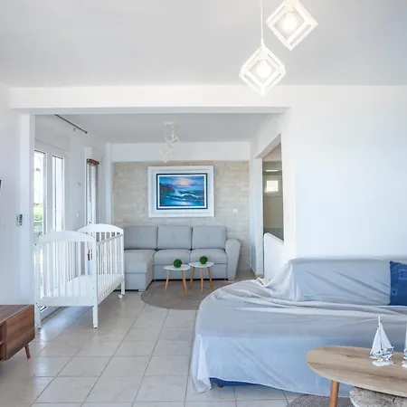 Villa Argo First Line