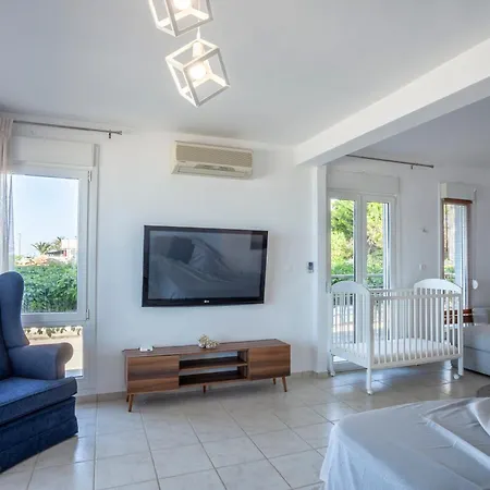 Villa Argo First Line